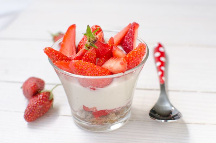 Fraisier sans gluten en verrine - La Faim Des Délices