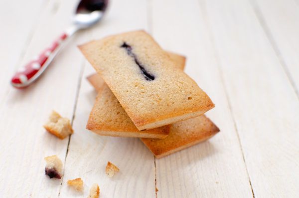 Financiers sans gluten à la châtaigne et aux myrtilles